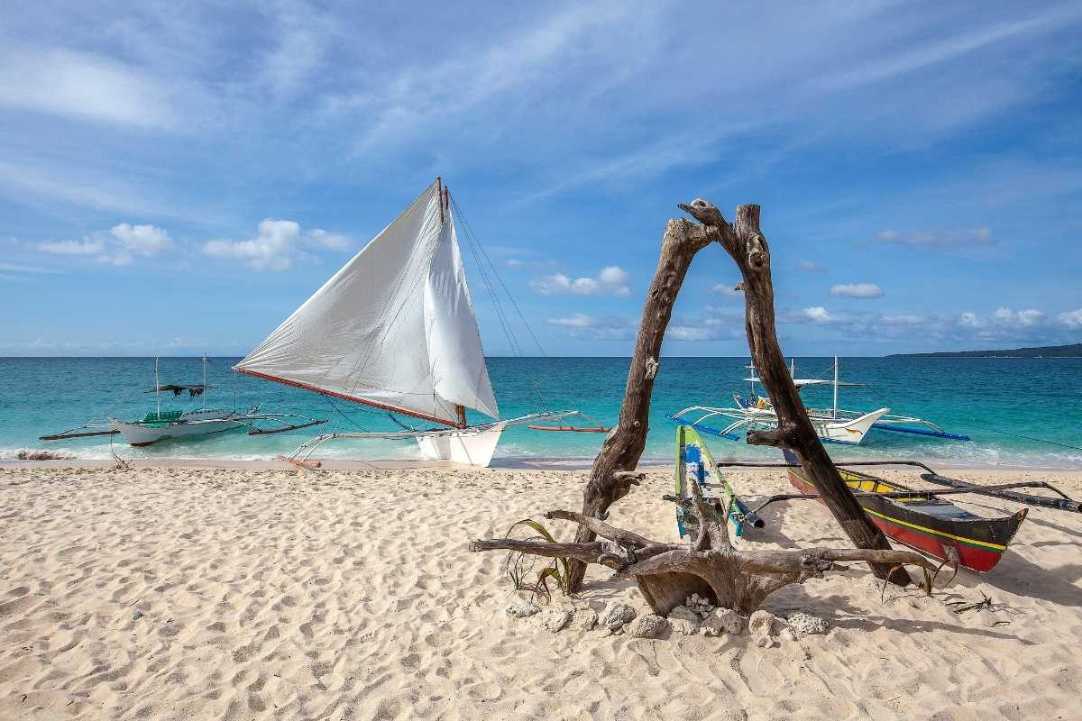 DoT-Boracay Advises Tourists To Choose Guides Wisely