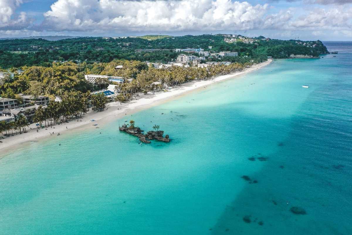 Beautiful Boracay Enticing Tourists, Inviting Investors