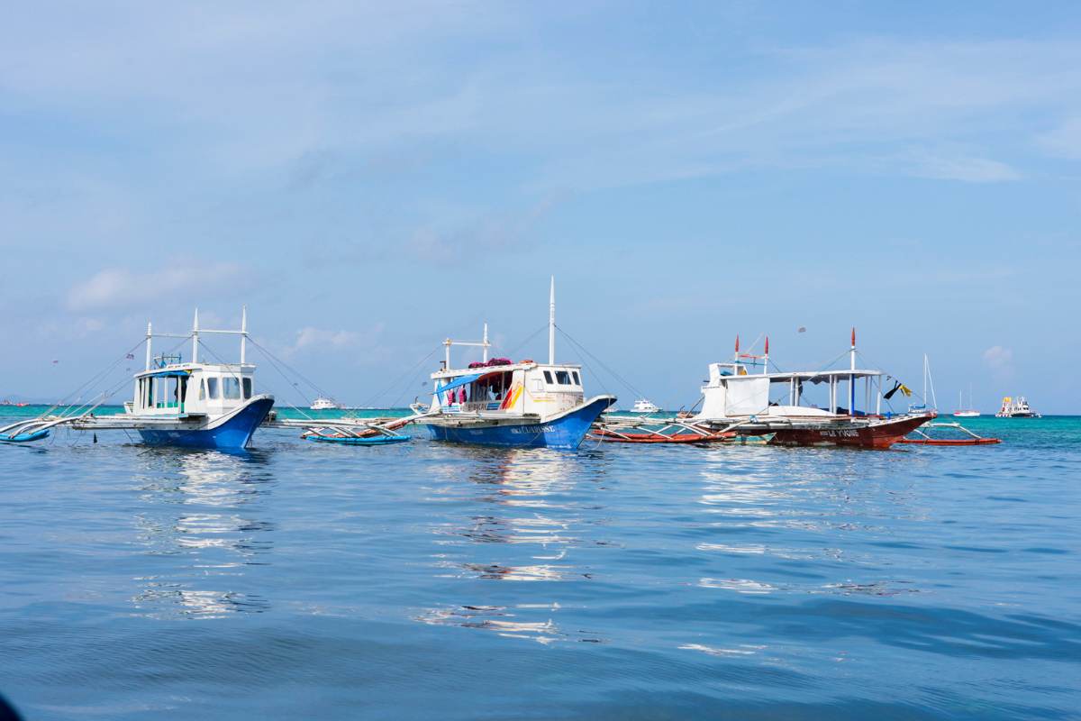 Tour boats that go to Crystal Cove on an island hopping tour